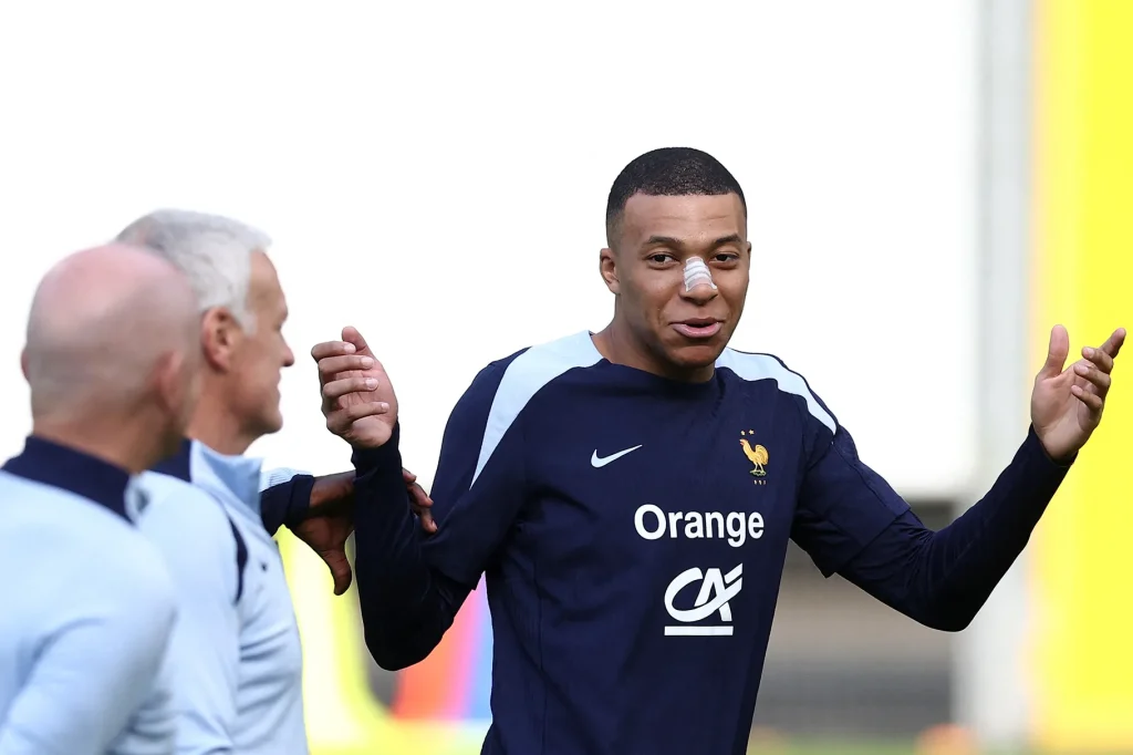 Mbappe trở lại luyện tập sau chấn thương vỡ mũi